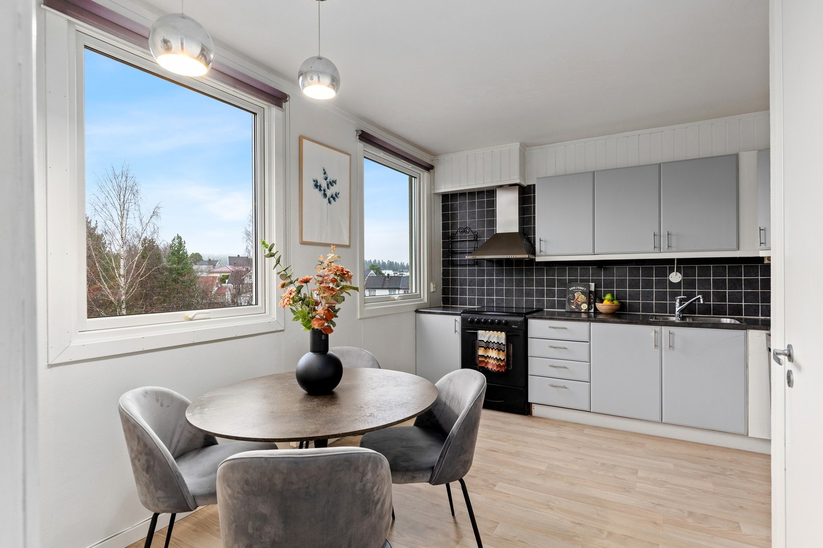 Plass til spisegruppe ved kjøkkenet. Bod på 1,6m² ved kjøkkenet for praktisk oppbevaring. Galleribilde