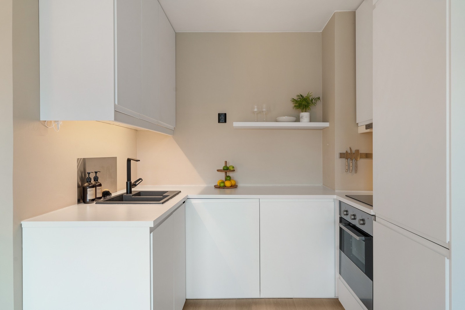 Strøkent IKEA kjøkken med TG1 fra takstmann, nyoppusset i 2022. Galleribilde