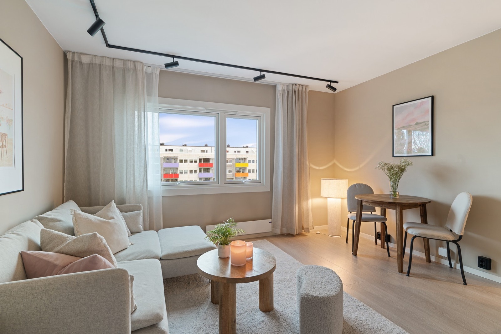 Stuen sammen med kjøkken utgjør 18 kvm. Laminat på gulv og nymalte vegger. Galleribilde