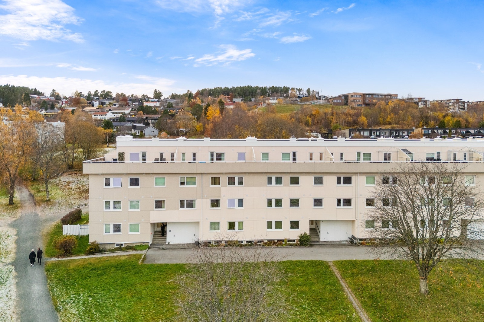 Rundt blokka er det pent opparbeidede grøntarealer med bl.a. lekeplasser og sittegrupper. Innen ca. 5 minutters gange har man tilgang til flere barnehager, kollektivtransport og Havstad Idrettspark. Galleribilde