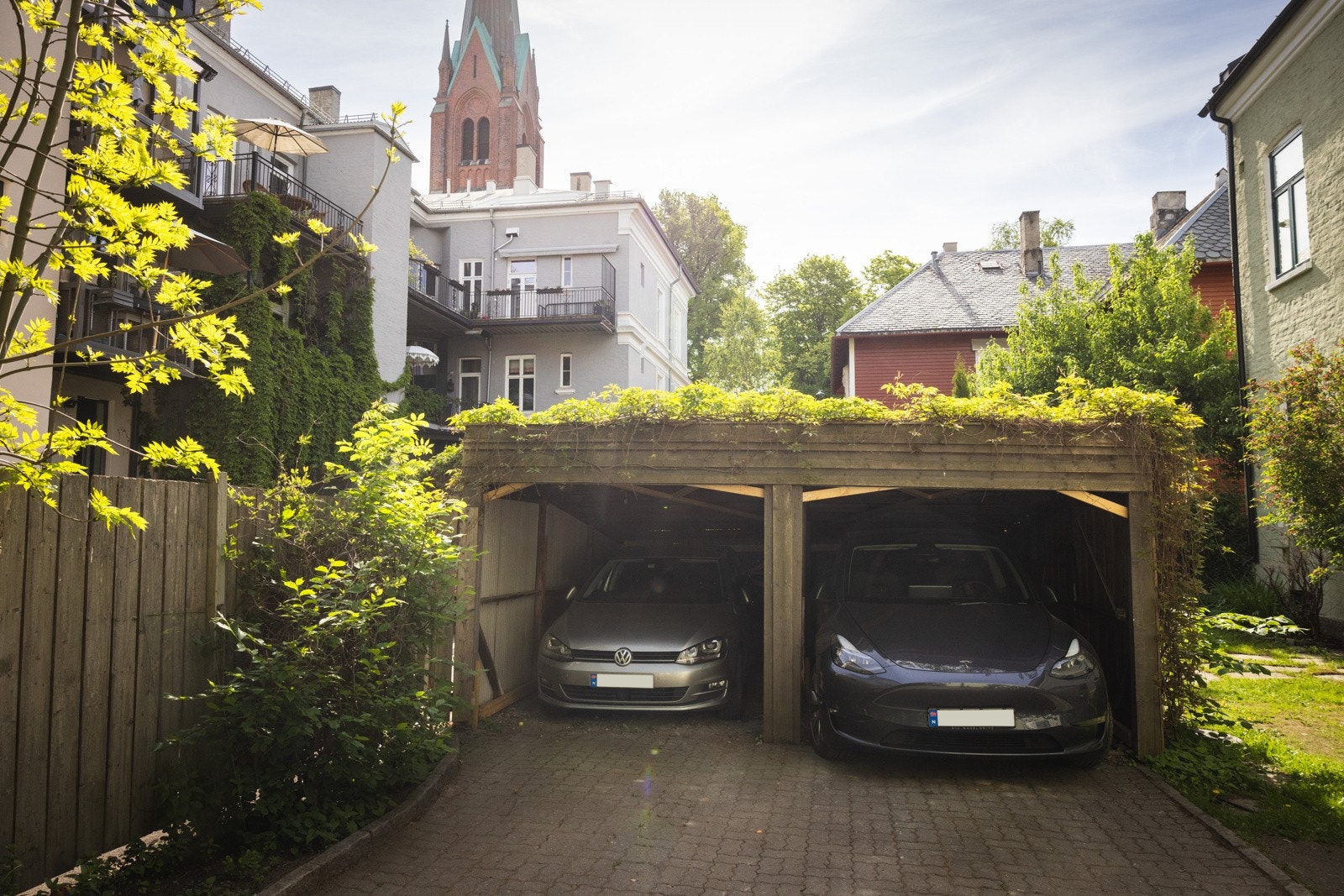 Plass til 1 bil i Carport. Fra bakgården kommer man enkelt inn til leiligheten via nyoppusset baktrapp. Bakgården benyttes sjeldent av de øvrige beboerne, annet enn til sykkelparkering Galleribilde
