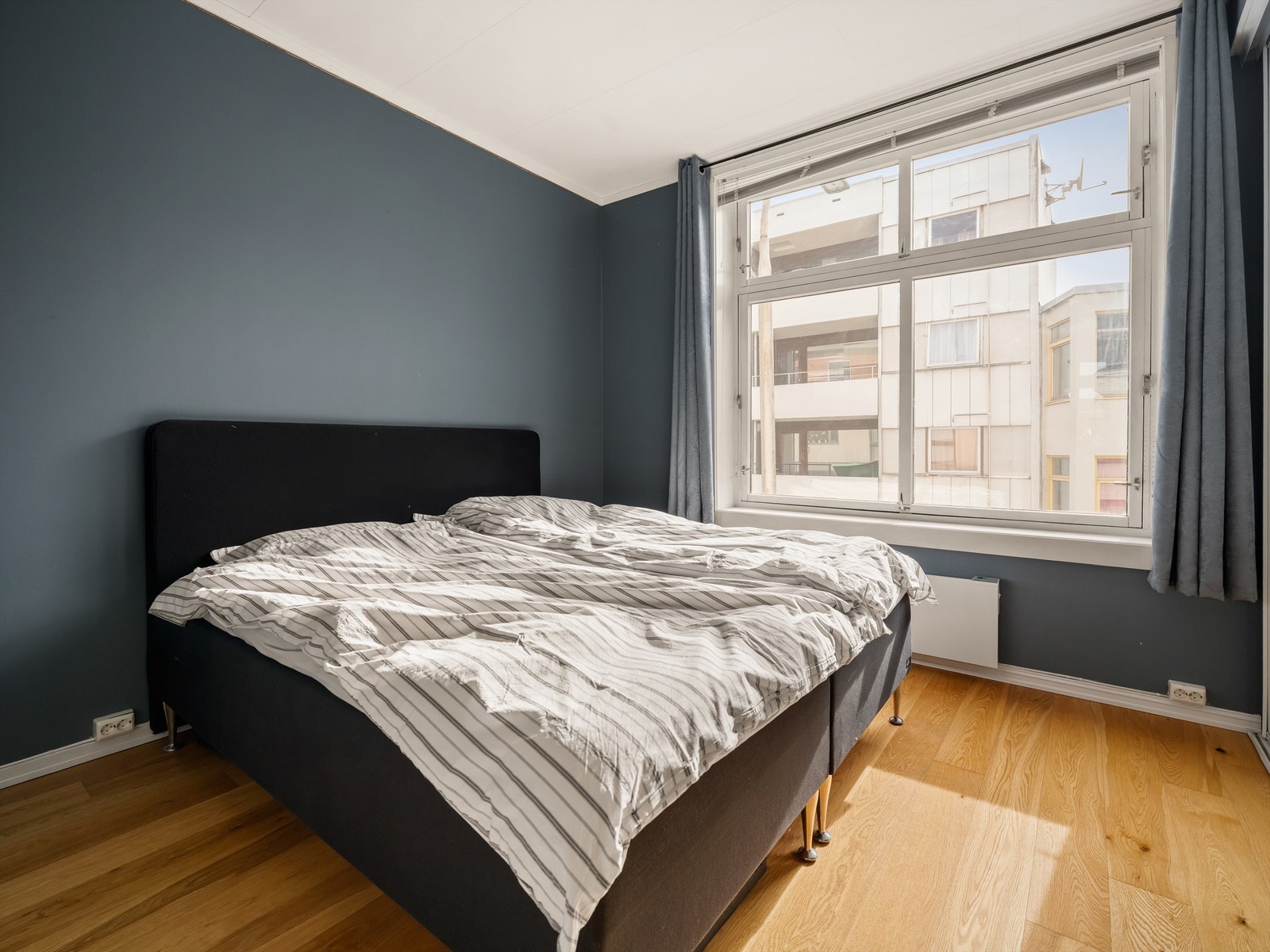 Soverommets vegg mot stuen er fylt ut med en takhøy og over 3 meter bred skyvedørsgarderobe. Galleribilde