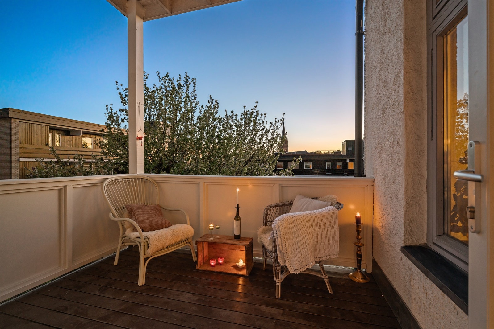 Vestvendt balkong der de lyse og fine sommerkveldene kan oppleves vil av mange betraktes som én av leilighetens fremste kvaliteter. Galleribilde