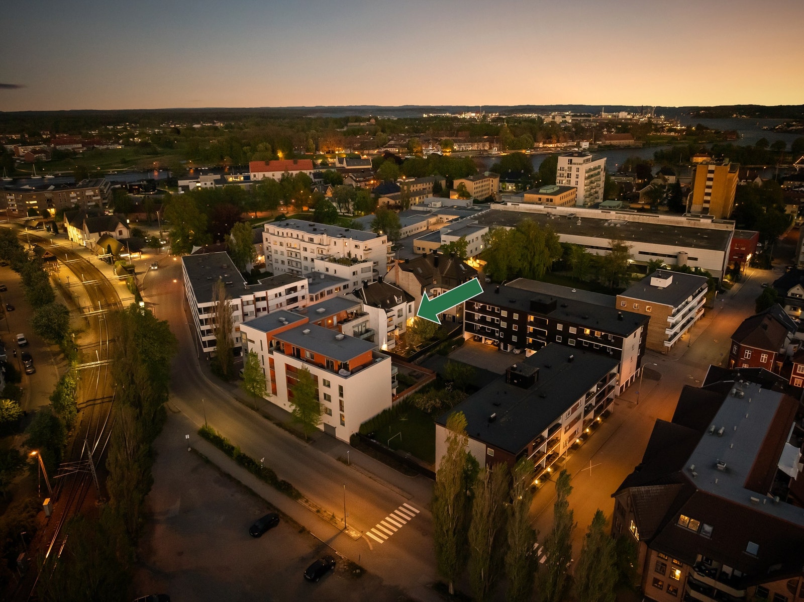 En rolig beliggenhet selv med kort gangavstand til togstasjon og kort vei til sentrumskjernen. Galleribilde