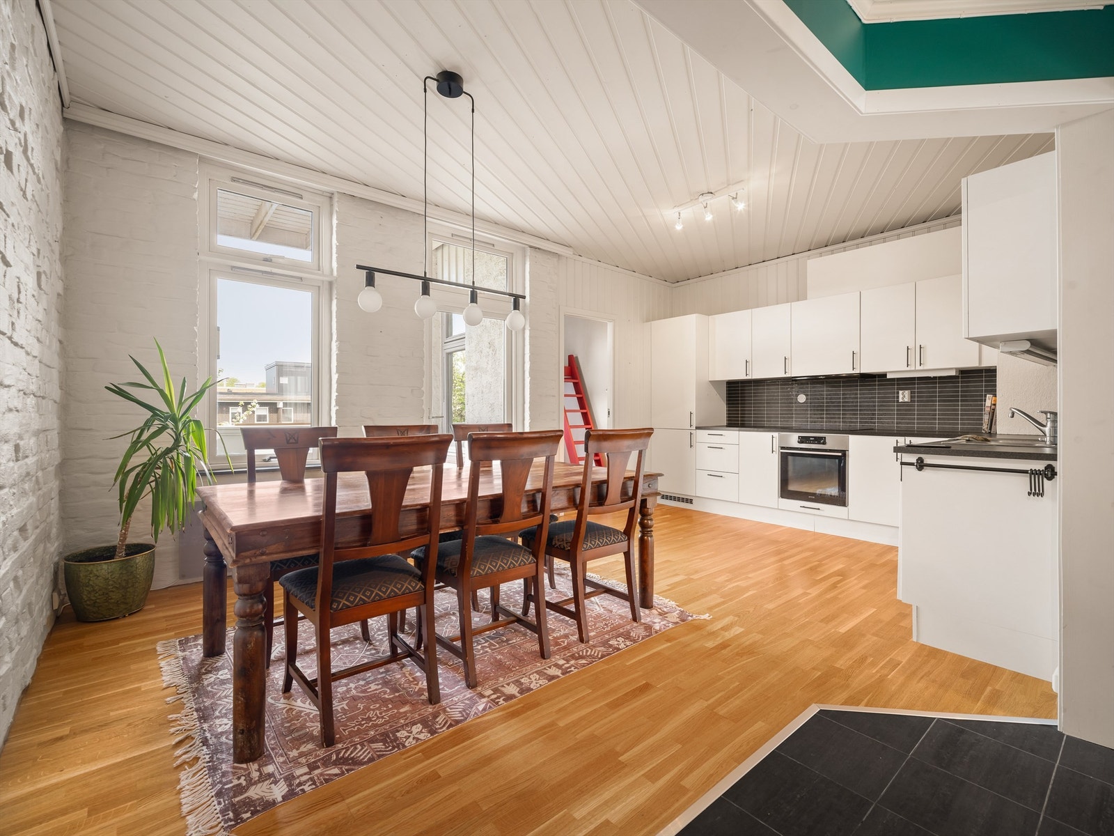 Som leilighetens største fungerer kjøkkenet utmerket også som et sosialt rom, i tillegg til sin rent praktiske funksjon. Galleribilde