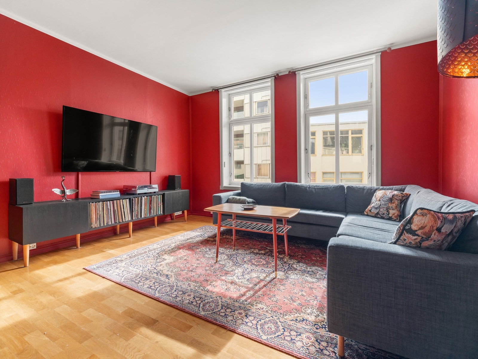 Gjennom stuens høye vinduer slipper solen inn første del av dagen. Galleribilde