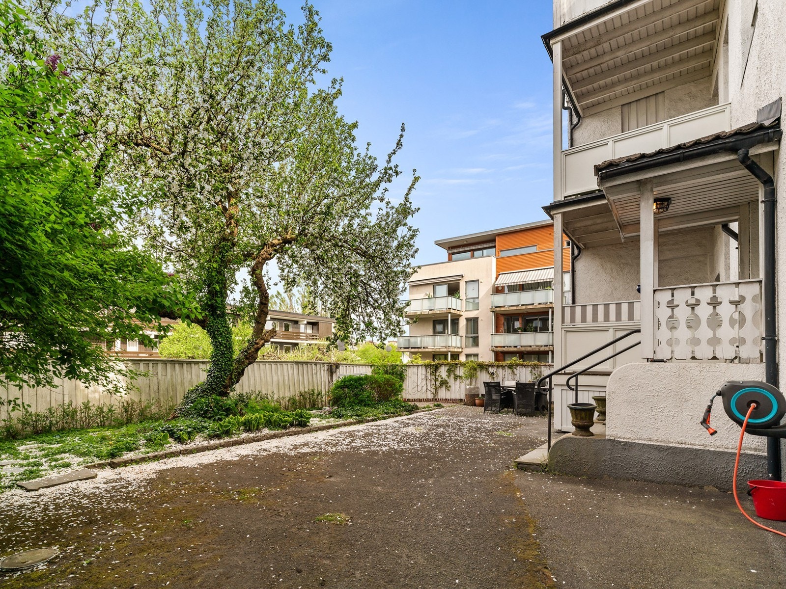 Veletablerte prydtrær pynter opp sameiets egen bakgård hvor også sittegruppe for beboerne settes ut. Galleribilde