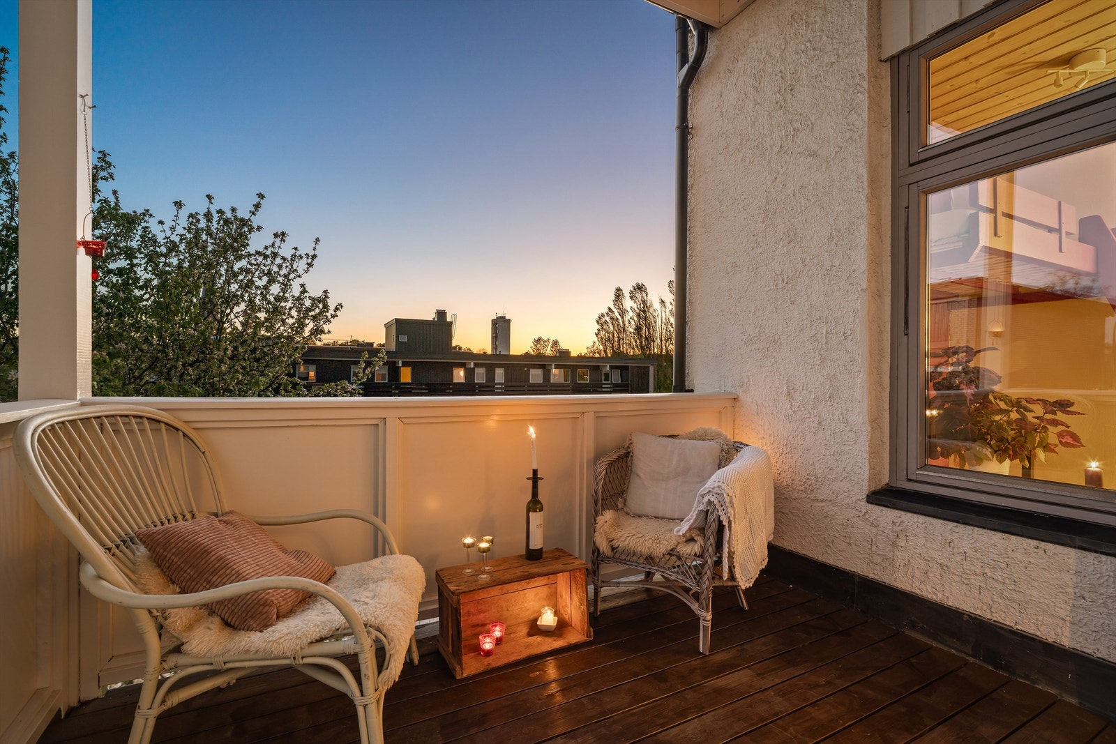 Midtsommers er det sol på balkongen fra tidlig ettermiddag og nærmest frem til solen går ned. Overbygg skjermer og luner. Galleribilde