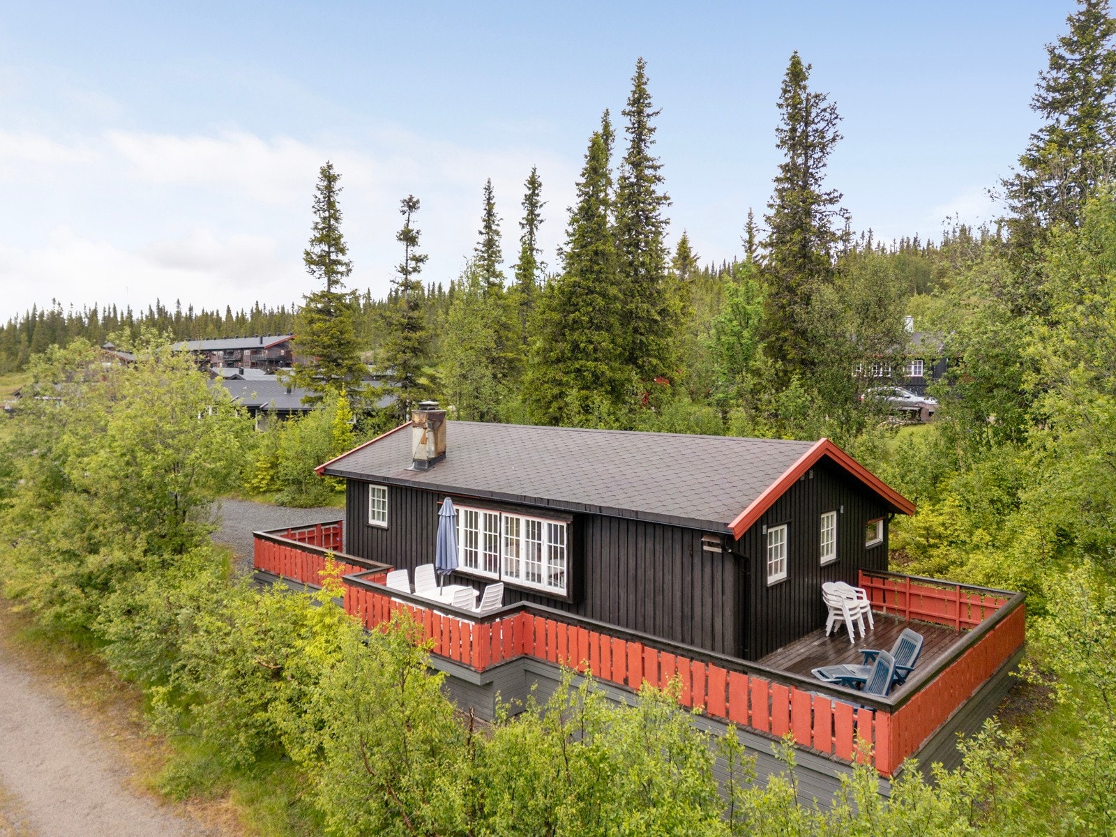 Her kan du lene deg tilbake og nyte den fantastiske utsikten over Synnfjorden og de vakre fjellområdene rundt - et perfekt sted for rolige morgenkaffer, sosiale sammenkomster eller bare å kjenne roen senke seg etter en aktiv dag i fjellet. Galleribilde