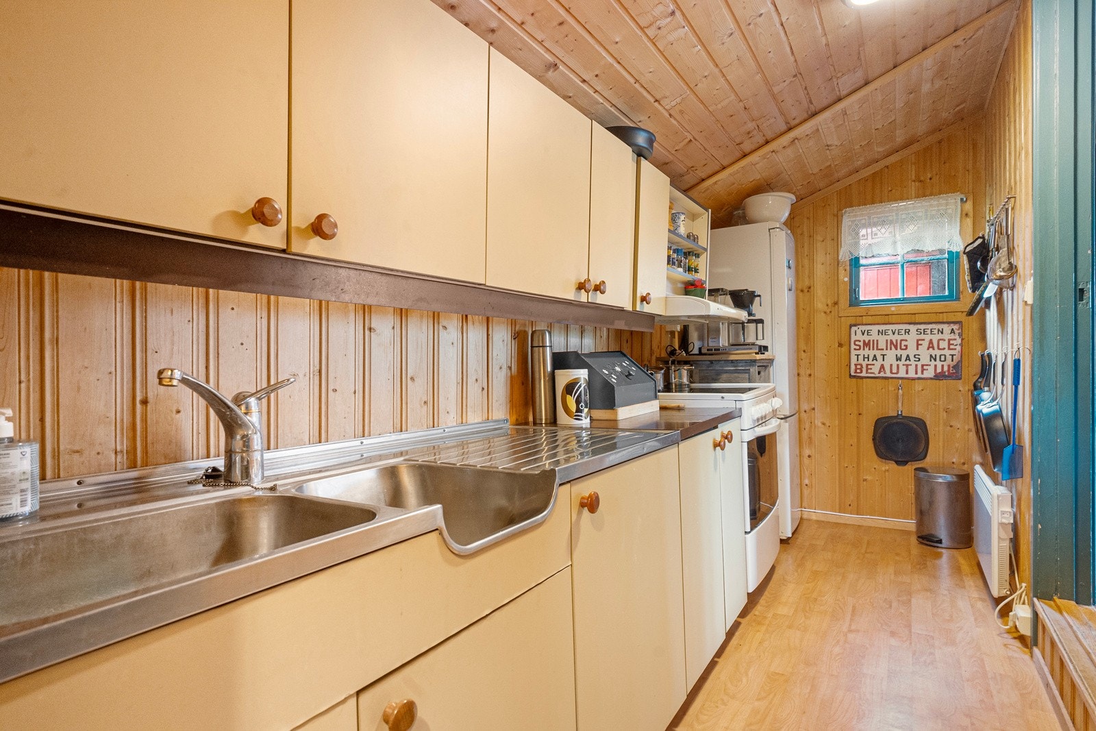 Kjøkkenet er tilrettelagt med plass og opplegg for både komfyr og kjøl-/fryseskap Galleribilde