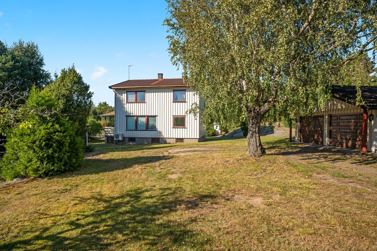 Det medfølger garasje på eiendommen, ellers parkering på egen tomt Galleribilde