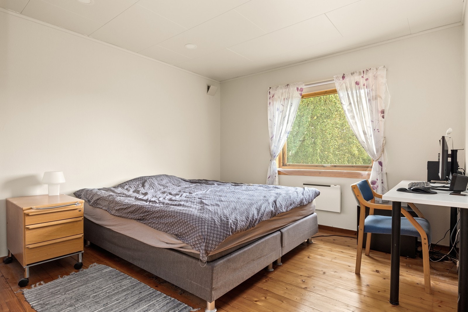 Hovedsoverom i 1. etasje - gode lysforhold og rikelig med plass Galleribilde