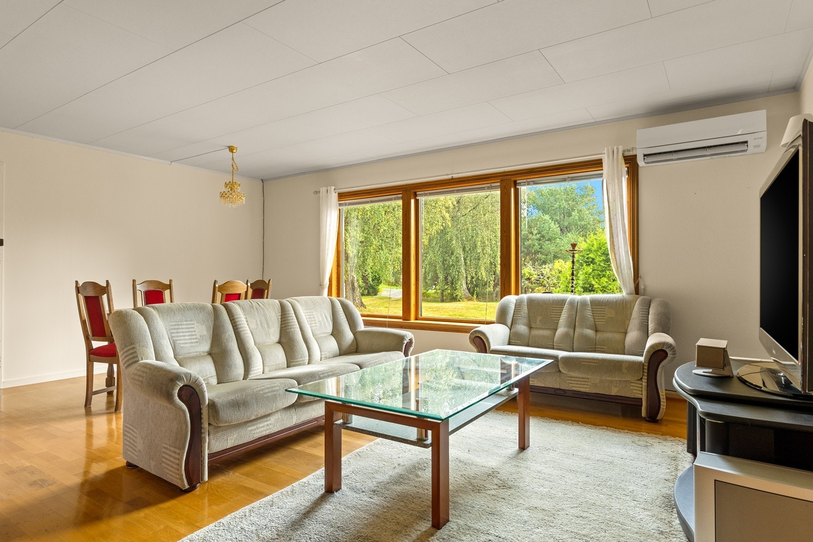 Romslig stue med potensial, her er det store muligheter Galleribilde