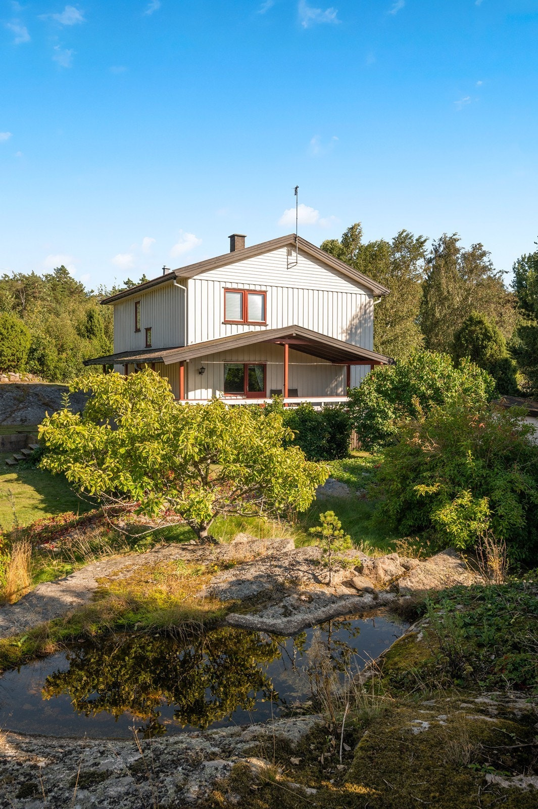 Fredelig beliggenhet med stor tomt - eiendommen har spennende utviklingsmuligheter. Galleribilde