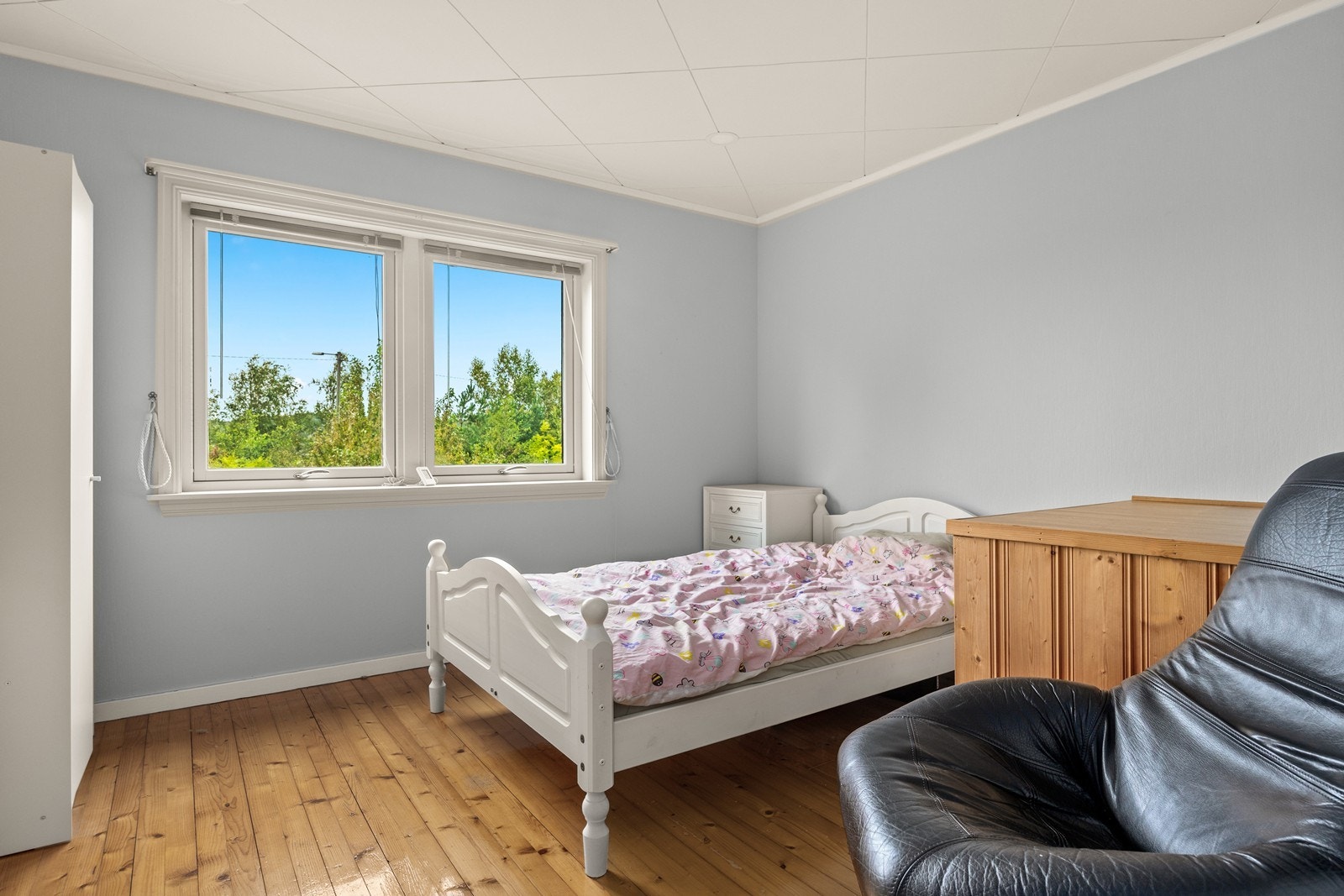 Soverom med vinduer mot hagen Galleribilde