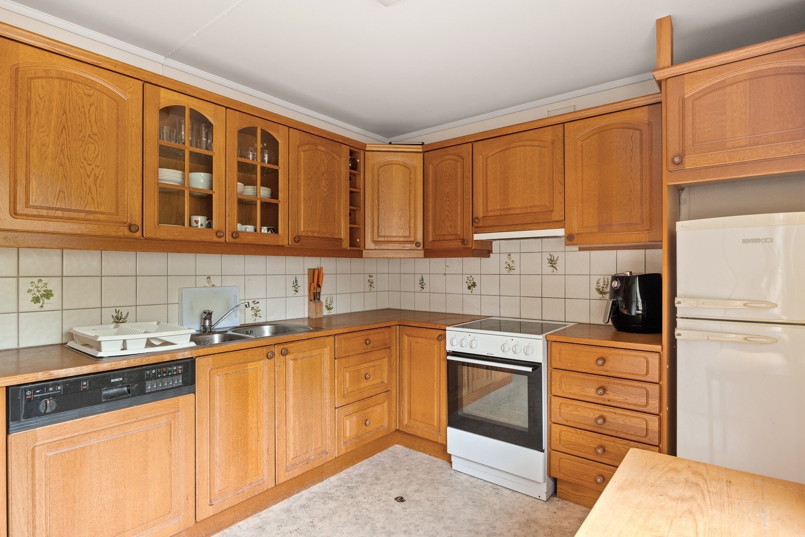 Funksjonelt kjøkken som kan oppgraderes med ny innredning og moderne overflater. Galleribilde