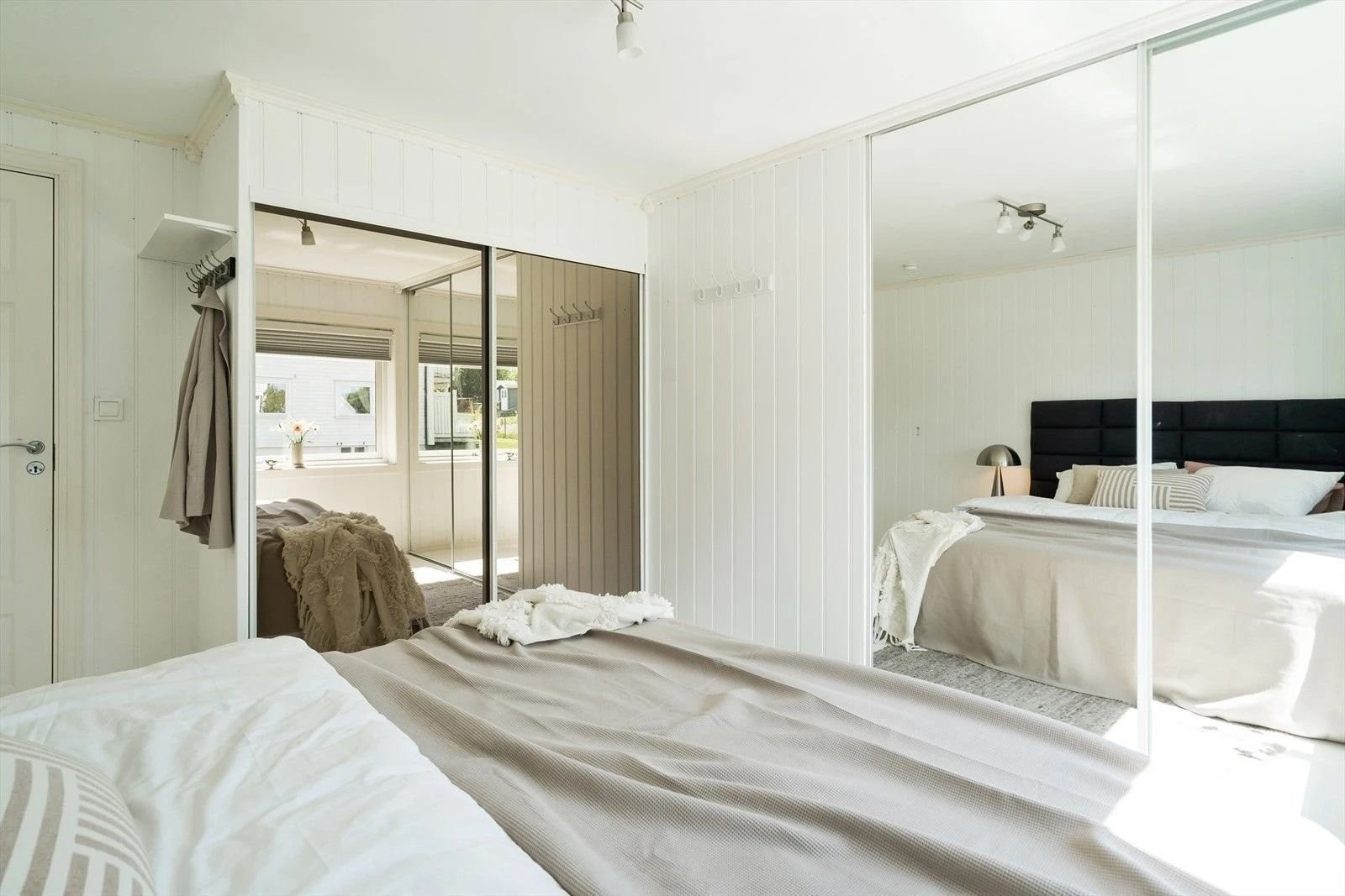 Hovedsoverommet har 2 skyvedørsgarderober Galleribilde