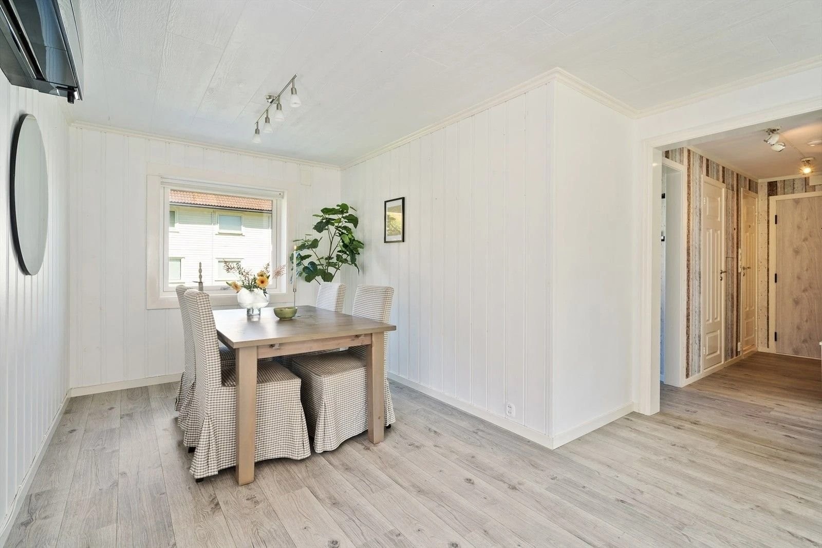 God plass til spisegruppe i eget hjørne av stuen Galleribilde