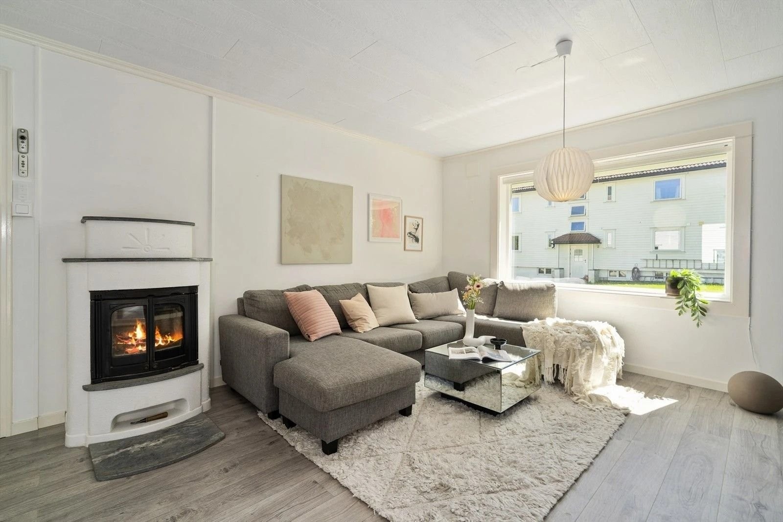 I stuen er det peisovn, varmepumpe samt varmekabler i gulvet Galleribilde