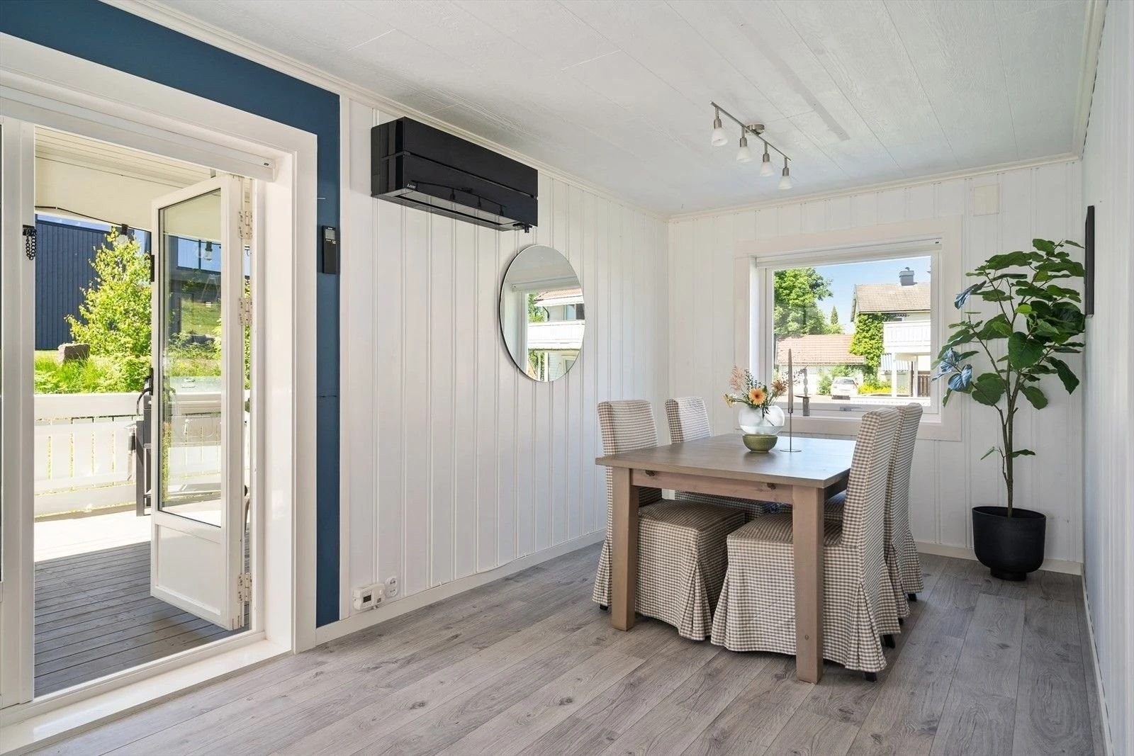 Herfra er det videre utgang til uteplassen Galleribilde