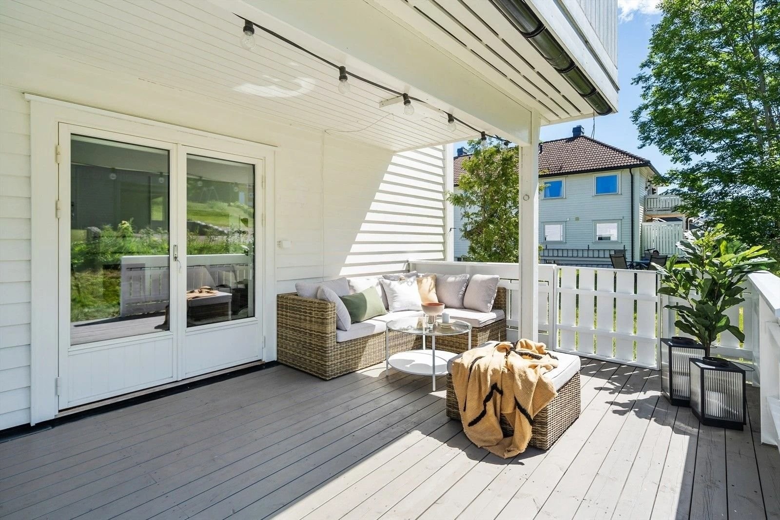 Med leiligheten følger en uteplass/terrasse på 20 kvm Galleribilde