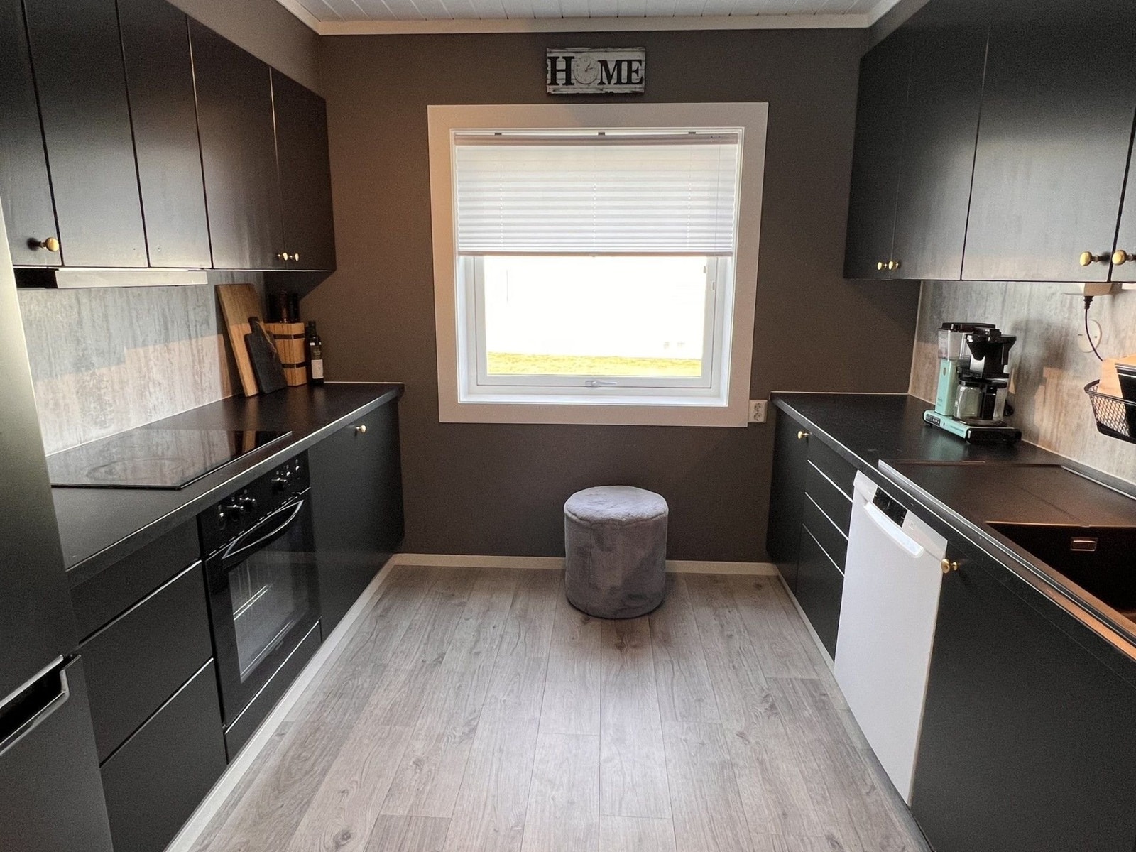 Kjøkkenet ligger i et eget rom. Benkeplate og vask fra 2024. Malte overflater fra samme år. Laminatgulv i alle rom. Galleribilde