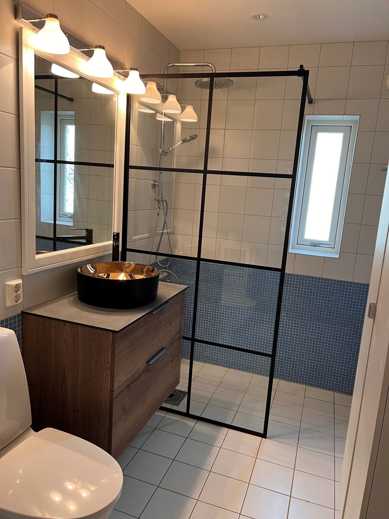 Helfliset bad med baderomsinnredning fra 2024. Downlights i himling og varmekabler i gulv. Opplegg til vaskemaskin på badet - men boligen har også egen plass til vaskemaskin i felles vaskerom i kjeller. Galleribilde