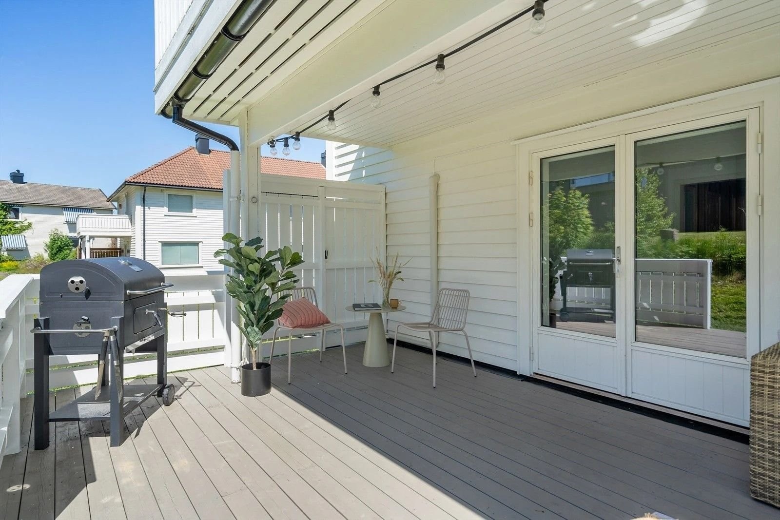 Terrassen er delvis overbygd og vender mot vest. Galleribilde