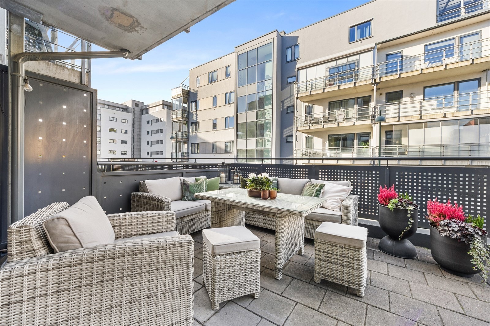 God plass for utemøblement og beplantning Galleribilde