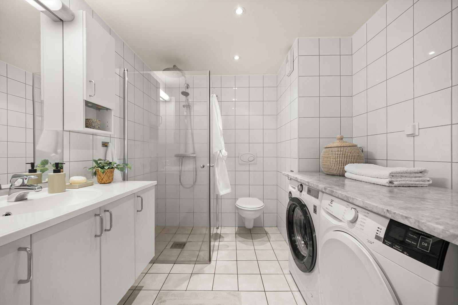 Romslig flislagt bad med varme i gulv Galleribilde