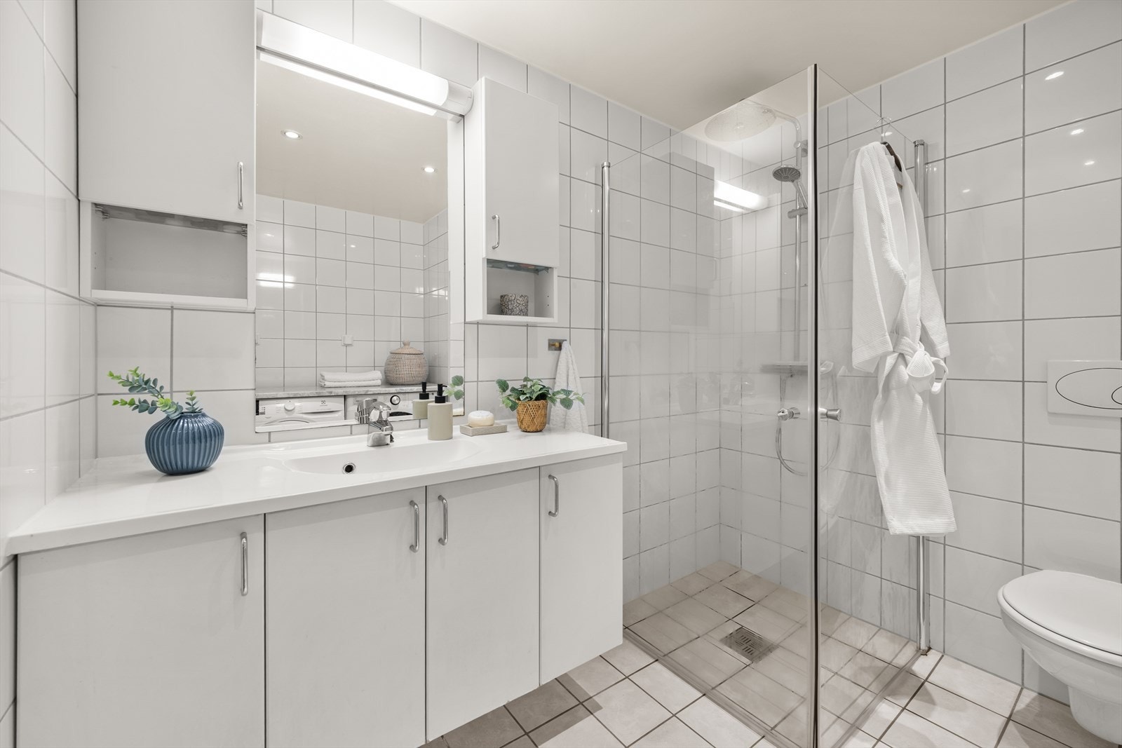 Vegghengt innredning og toalett Galleribilde