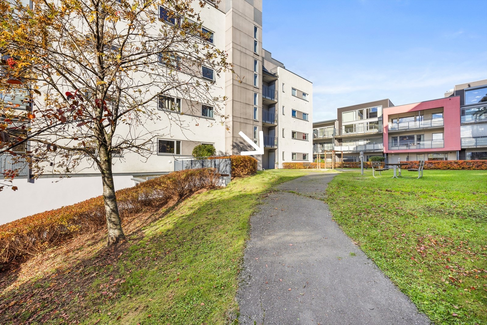 Leiligheten har trappefri adkomst med egen inngang fra bakgård Galleribilde