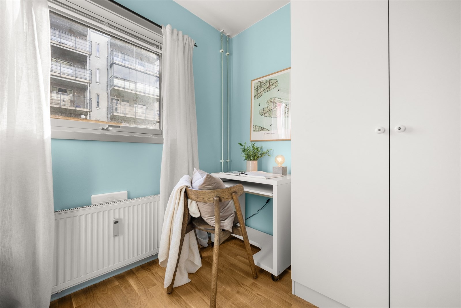 Begge rommene er nylig malt i en moderne og dempet fargepalett Galleribilde