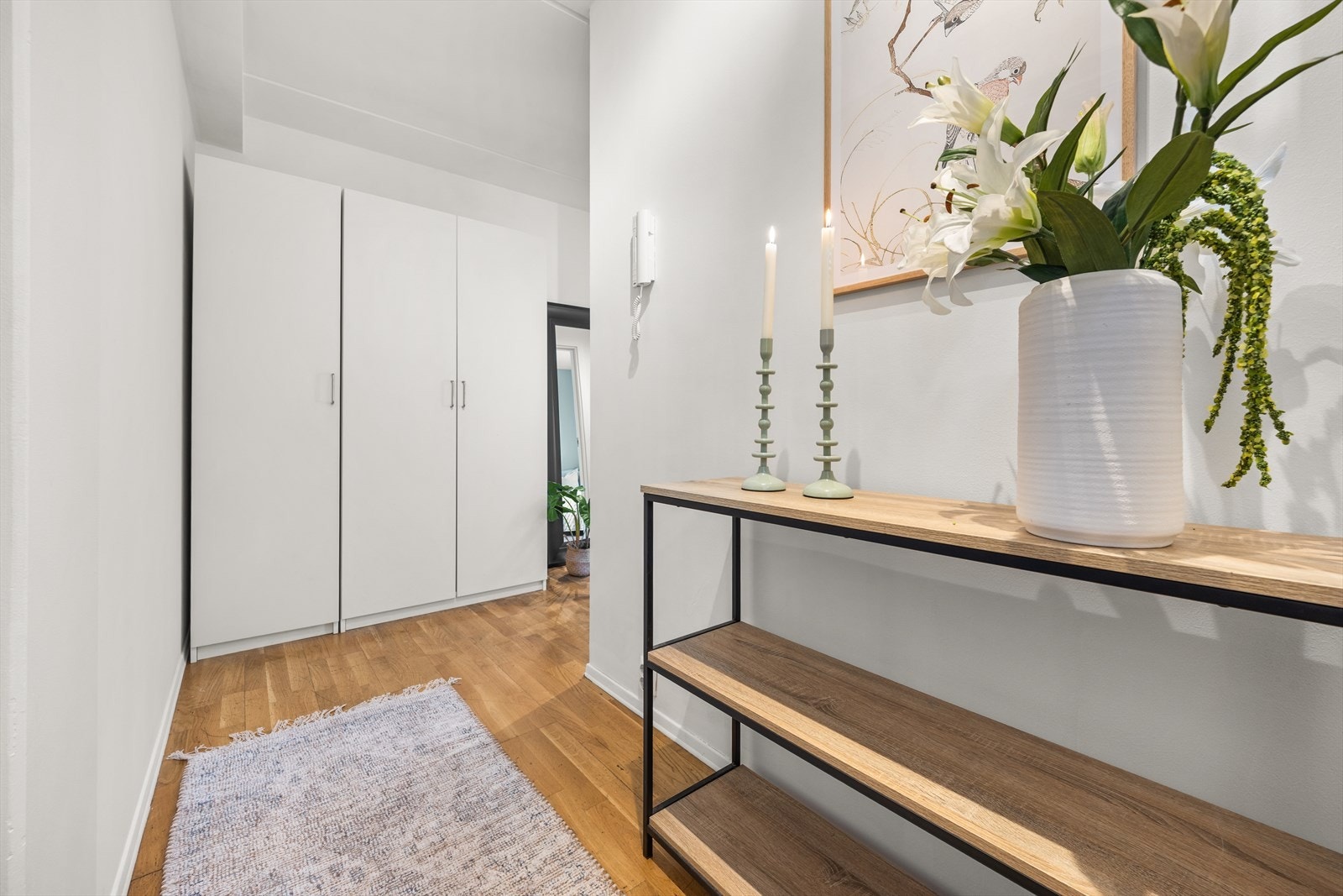 Romslig hall med gode lagringsmuligheter Galleribilde