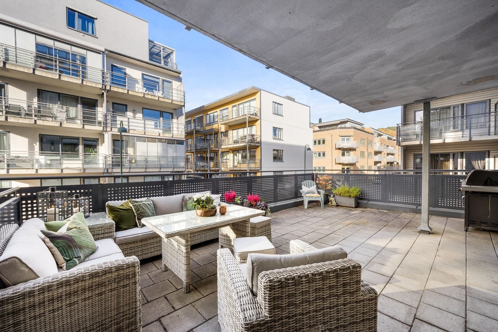 Fra stuen er det utgang til en meget romslig uteplass med ettermiddag/kveldssol Galleribilde