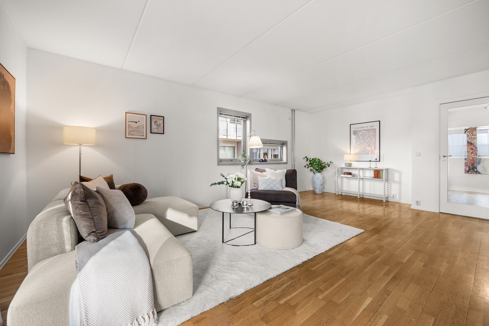 God plass for sofa med tilhørende tv-møblement Galleribilde