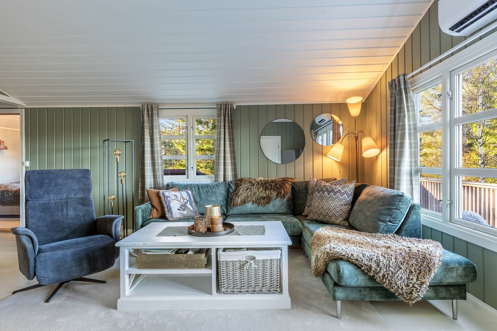 Stilfull og fin stue med malte fronter og god plass til møblement Galleribilde