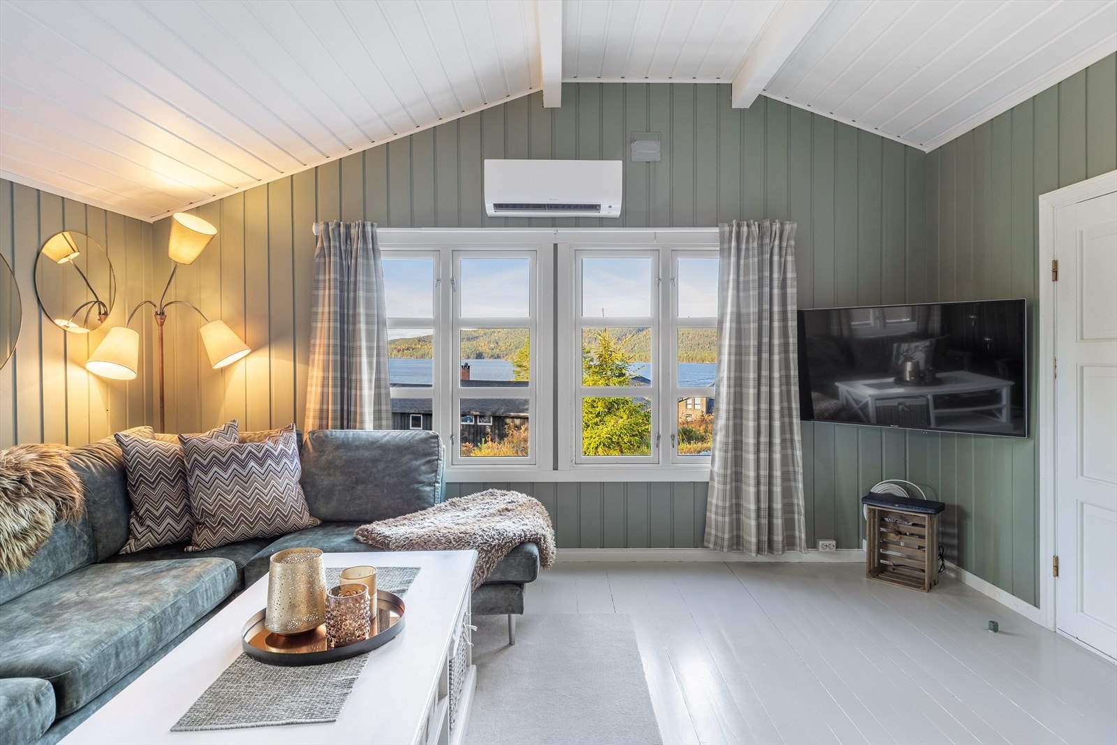 Flott utsikt fra stue og rikelig med naturlig lys Galleribilde