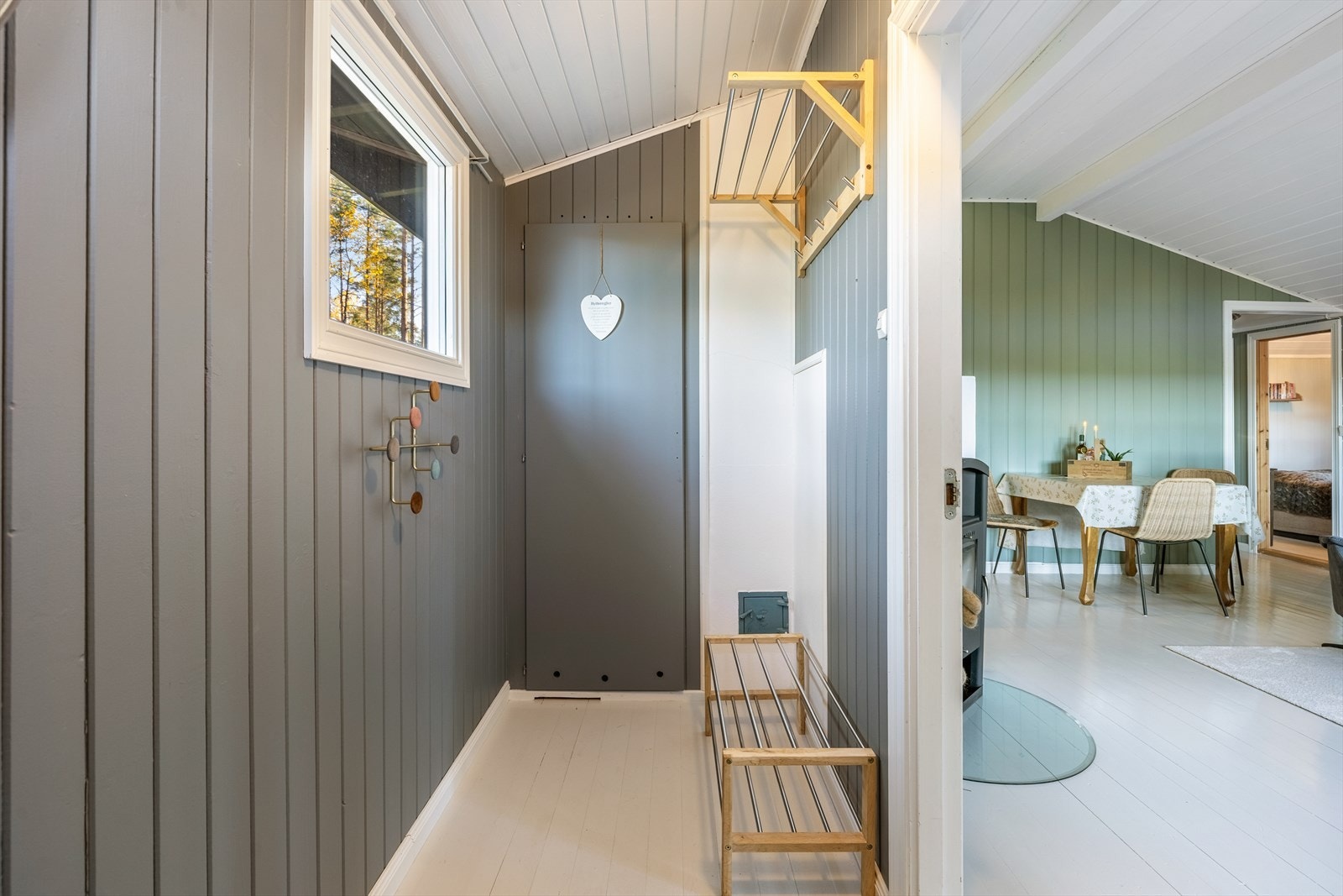 God plass til å henge fra seg yttertøy i gangen Galleribilde