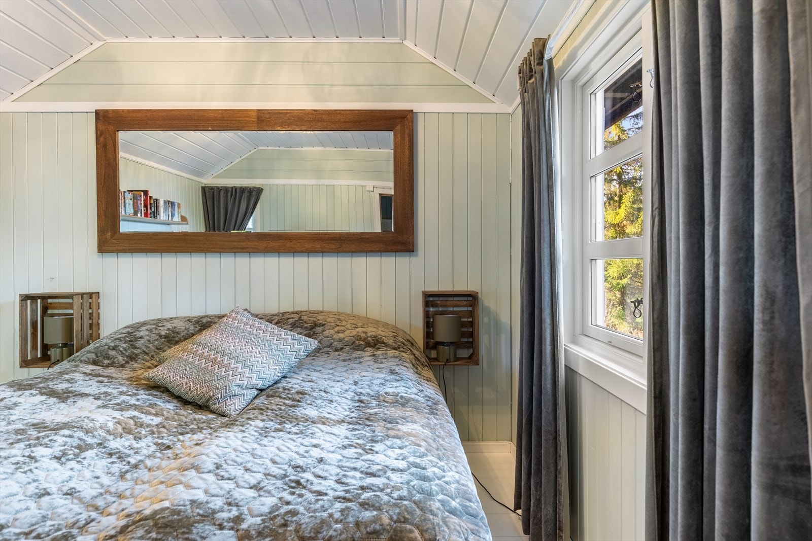 Koselig soverom med plass til dobbeltseng Galleribilde