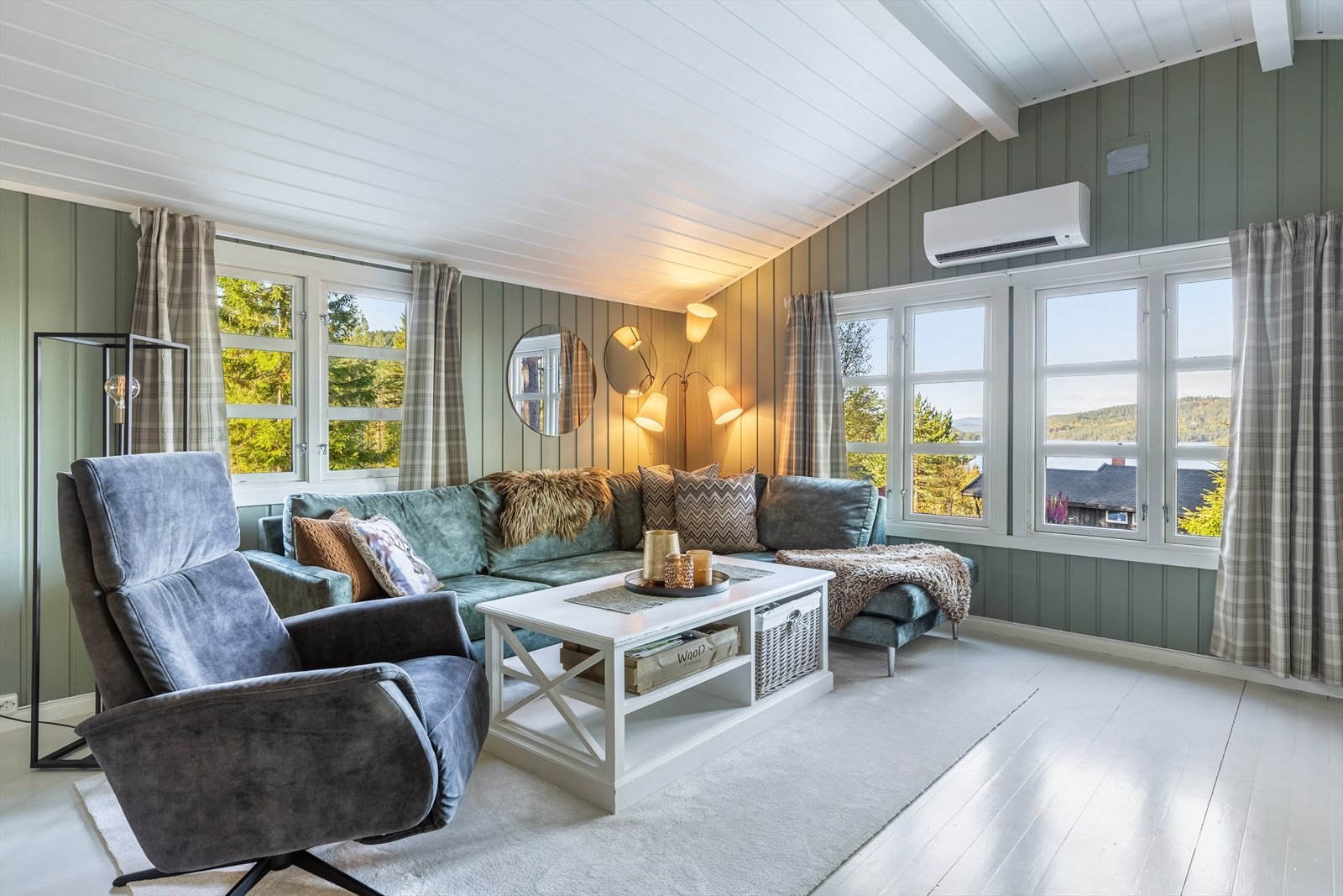 Hytta varmes opp av varmepumpe og peisovn Galleribilde