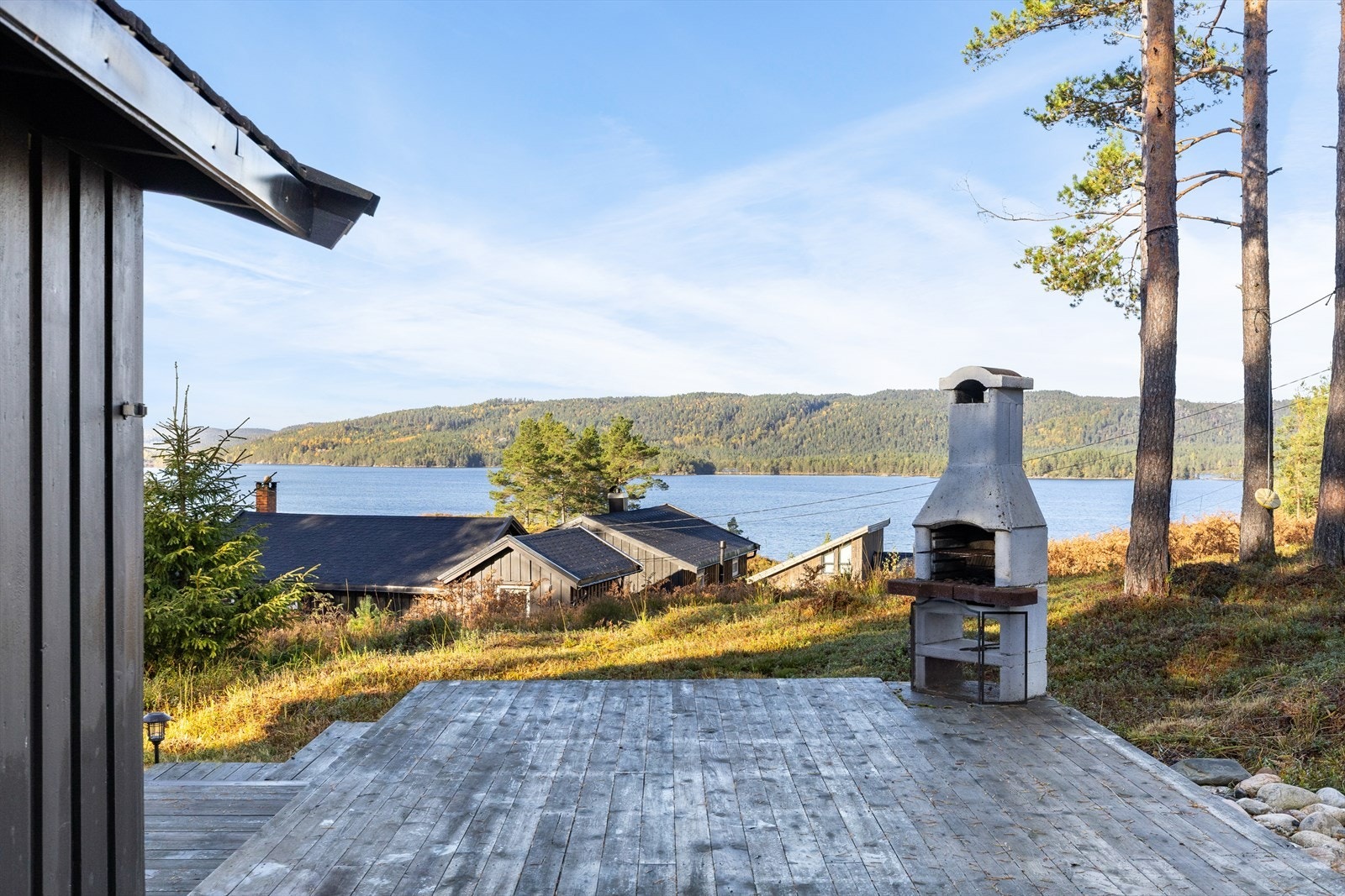 Utsikt fra terrasse - nydelige Vegårvann like utenfor hyttedøren Galleribilde