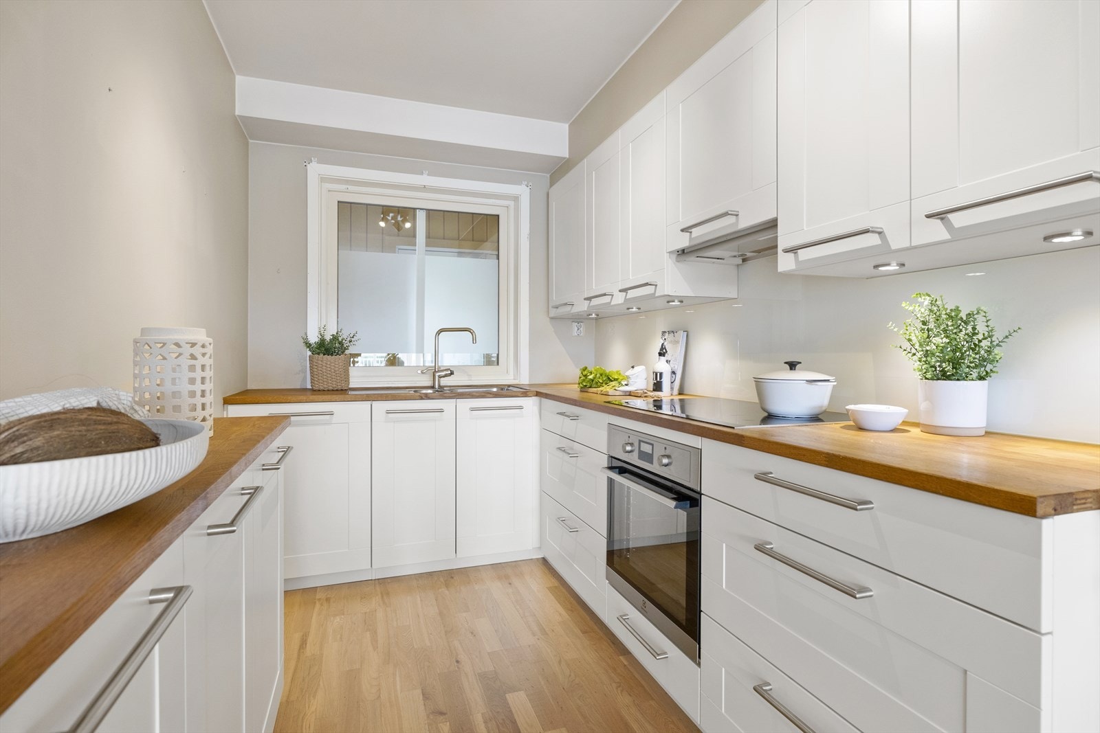 - Stilrent og funksjonelt kjøkken med spiseplass - Galleribilde