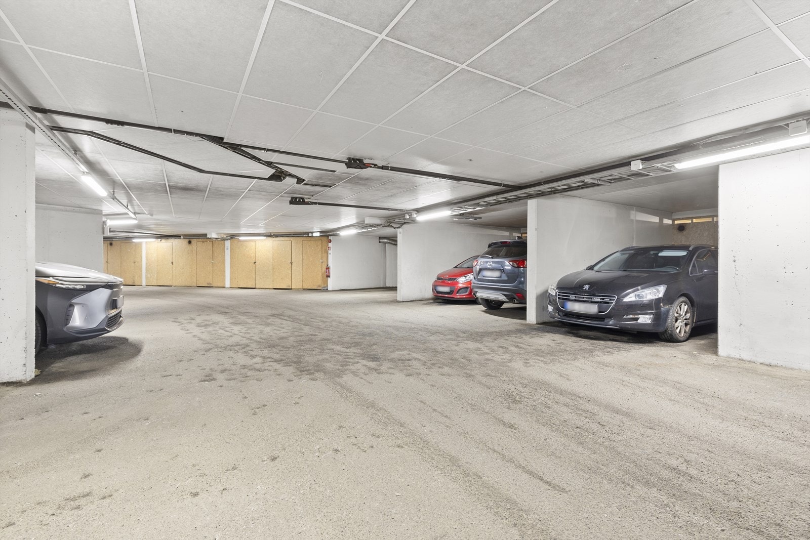 - Leiligheten disponerer en parkeringsplass og en kjellerbod i felles garasje - Galleribilde