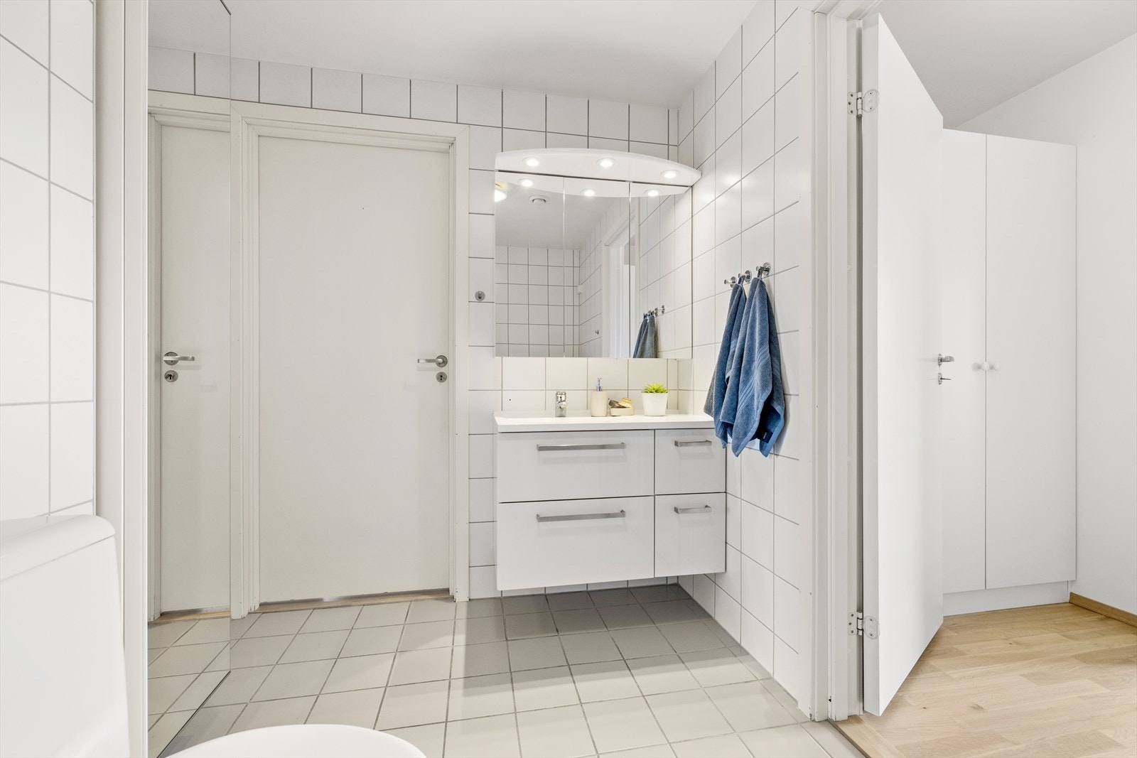 - Badet inneholder: vegghengt servant, gulvmontert toalett og dusjhjørne - Galleribilde