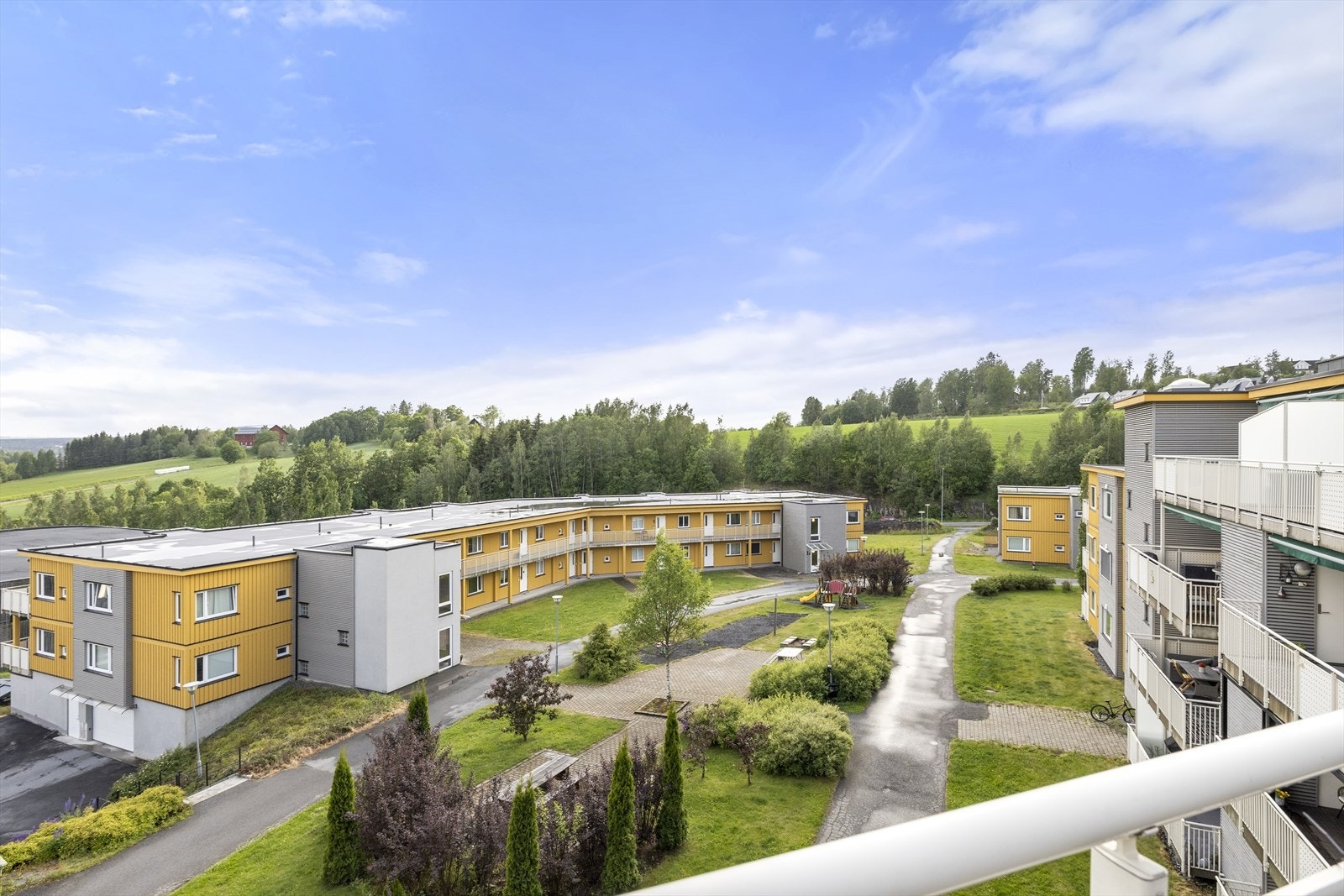 - Tomtearealet er opparbeidet med asfalterte og steinbelagte internveier, plenarealer, sittegrupper og diverse beplantning - Galleribilde