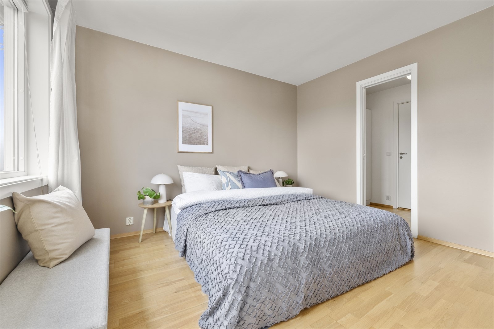 - Hovedsoverommet har god plass til dobbeltseng og tilhørende soveromsmøbler - Galleribilde