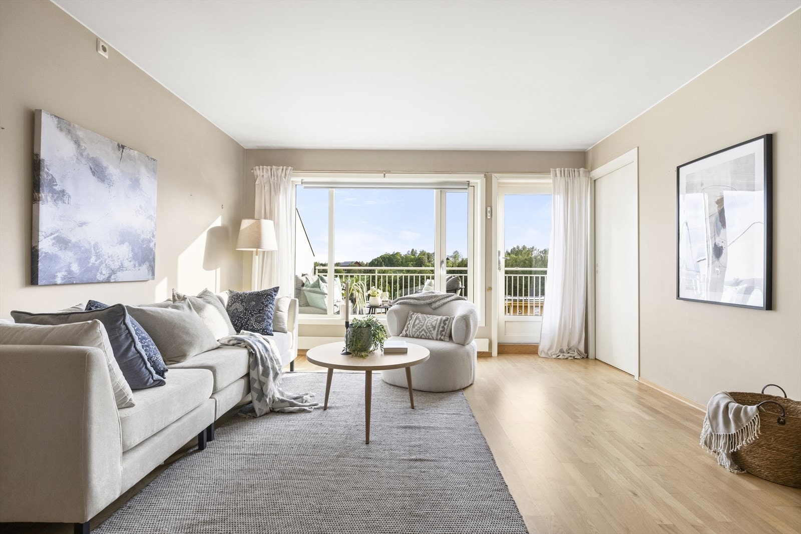 - Romslig stue med store vindusflater og naturlig lysinnslipp. Perfekt for hyggelige kvelder og sosiale sammenkomster - Galleribilde