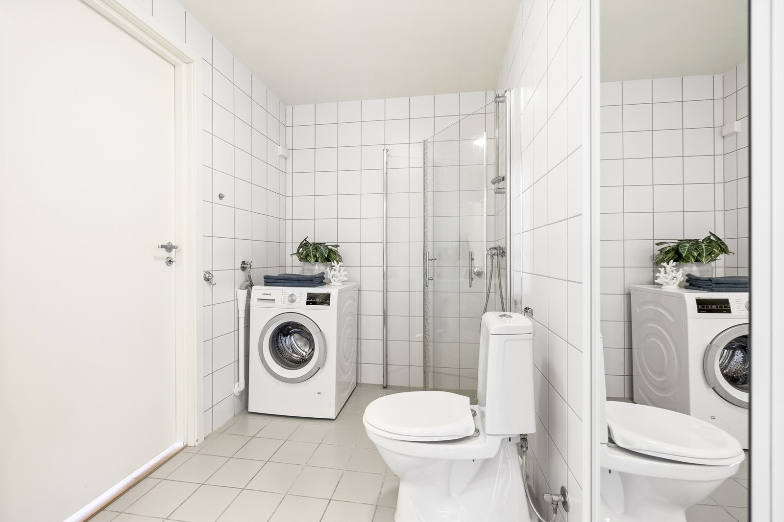 - Lyst og fint flislagt bad fra byggeår - Galleribilde