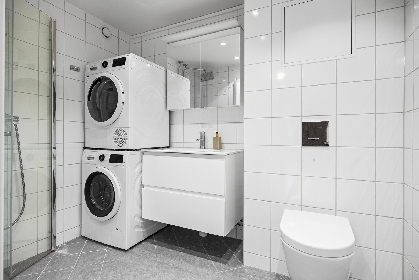 Pent flislagt bad fra 2019 med varme i gulv og moderne innredning. Galleribilde